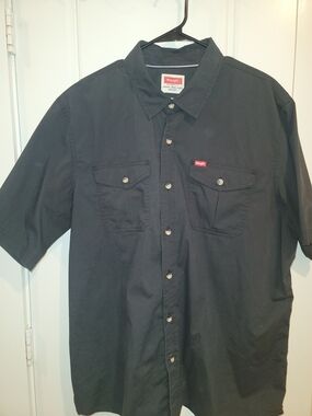 Wrangler Black Short-Sleeve Button-Down Shirt with Chest Pockets